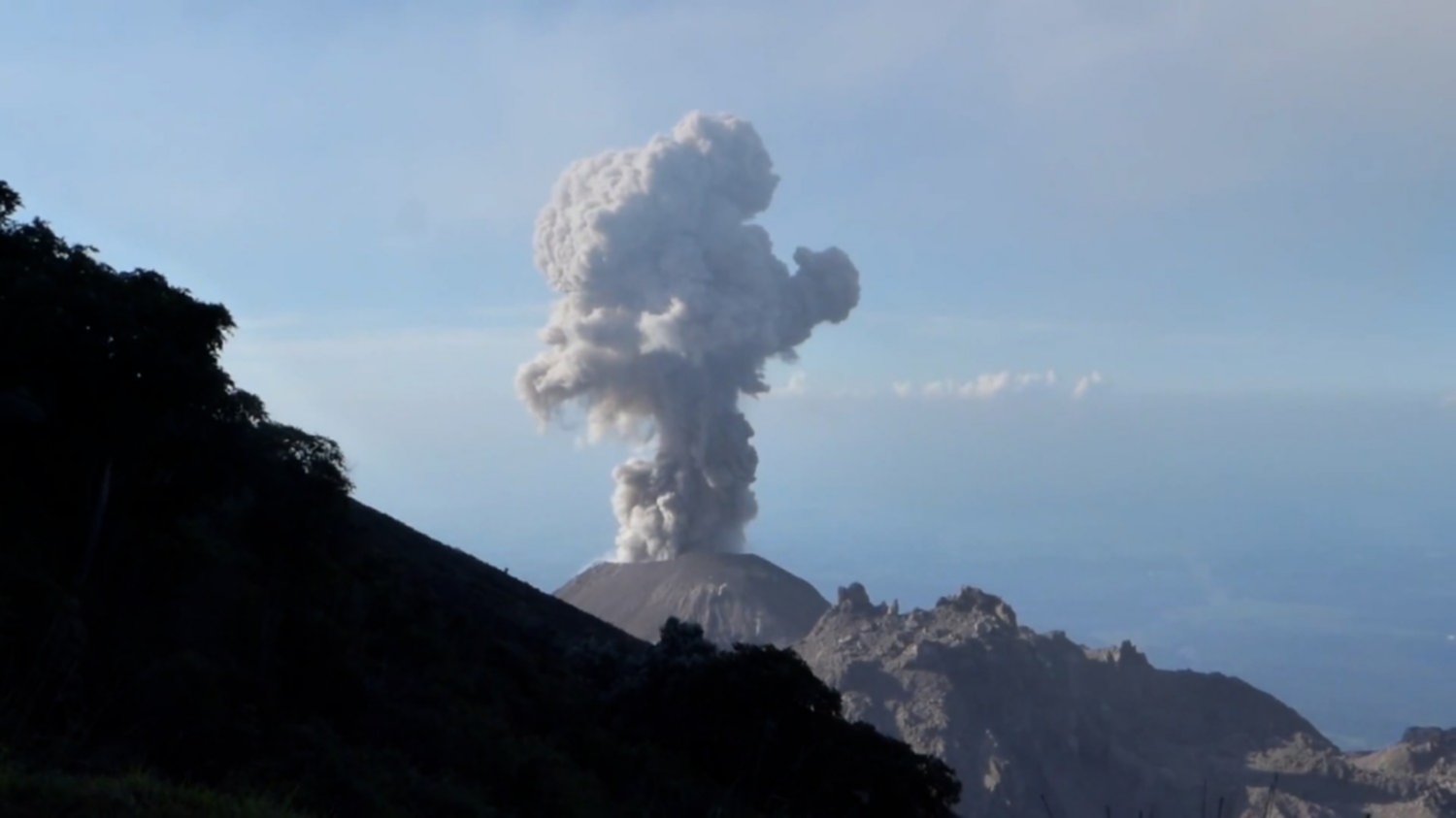 En 2016 el volcán Santiguito lanzó una nube de ceniza que alcanzó los 4,000 metros de altura. 